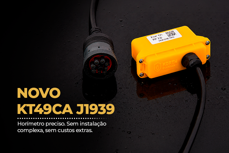 Novo KT49CA J1939: horímetro preciso. Sem instalação complexa, sem custos extras, mostrado com conector preto e módulo amarelo em fundo escuro.
